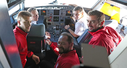 Atmosfera iz aviona: Čilić, Ćorić i Krajan u pilotskoj kabini